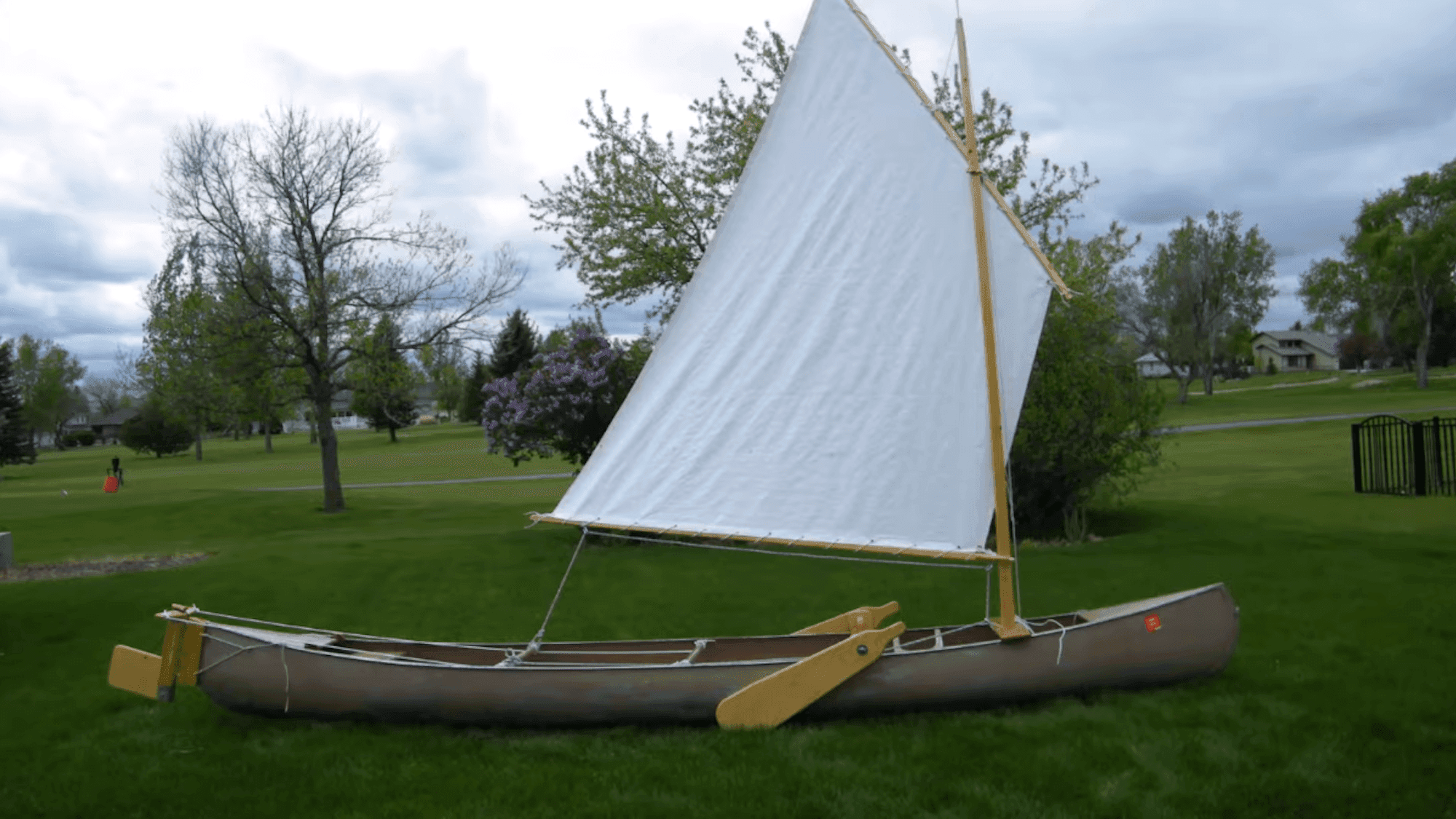 Clever canoeist transforms paddle boat into sailboat